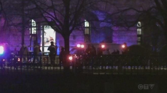 一名学生站在教学楼阳台，疯狂开枪射击
